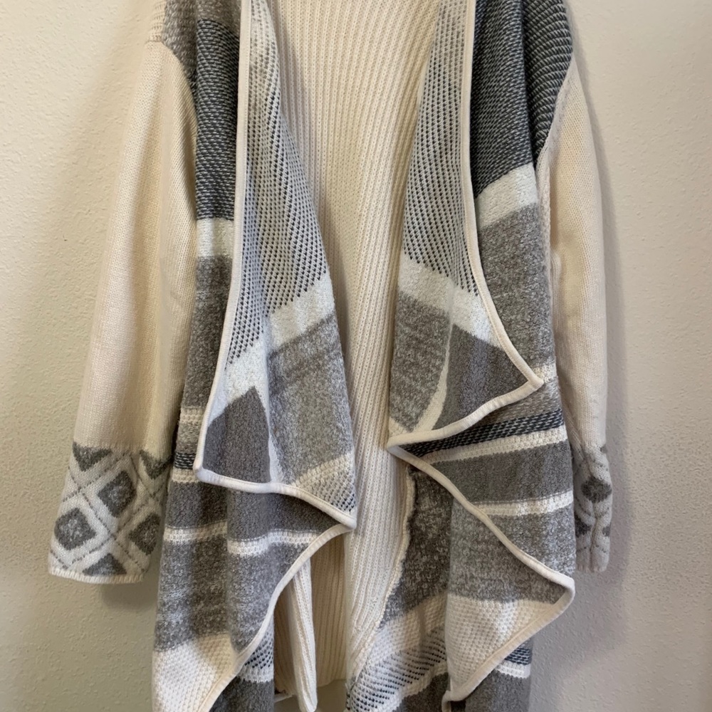 White/grey cardigan
